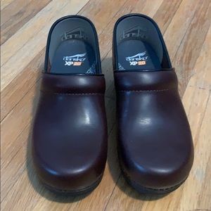 Dansko XP 2.0 brown leather clogs size 39